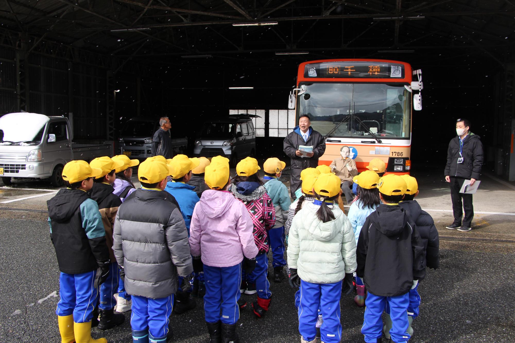 児童らが説明を聞いている様子