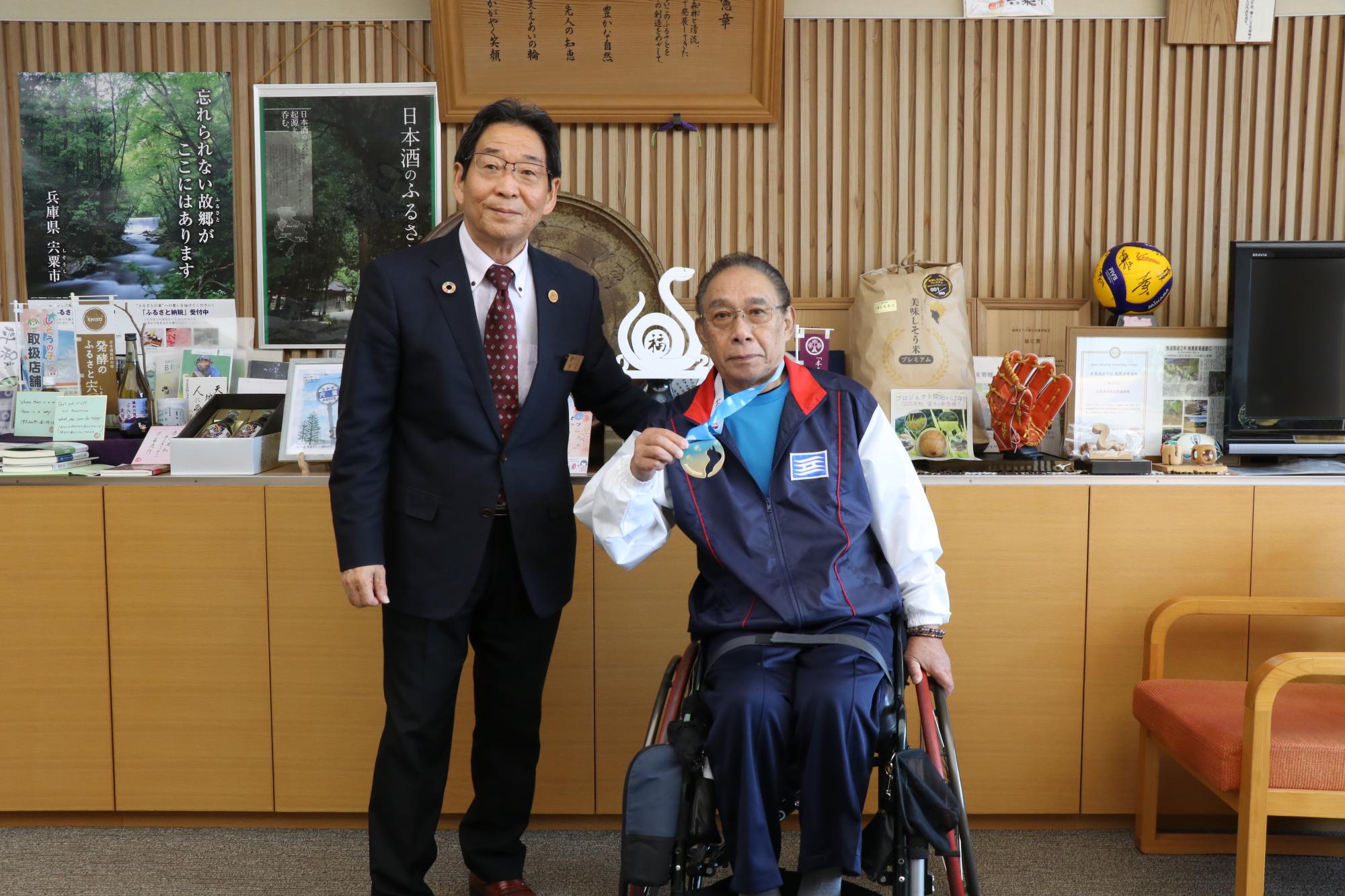 市長と障スポで金メダルを獲得した福井さんの写真