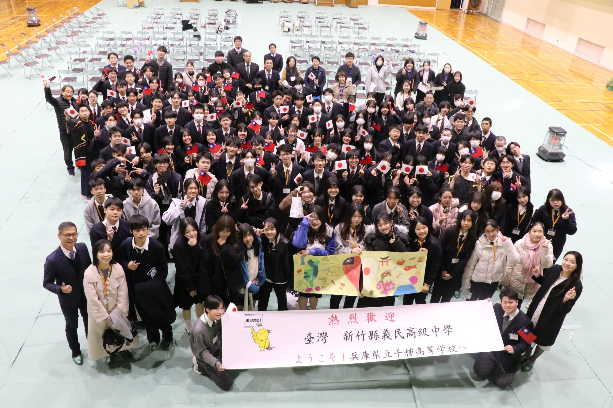 千種高校の生徒らと台湾の高校との交流会に参加した人たちの記念写真