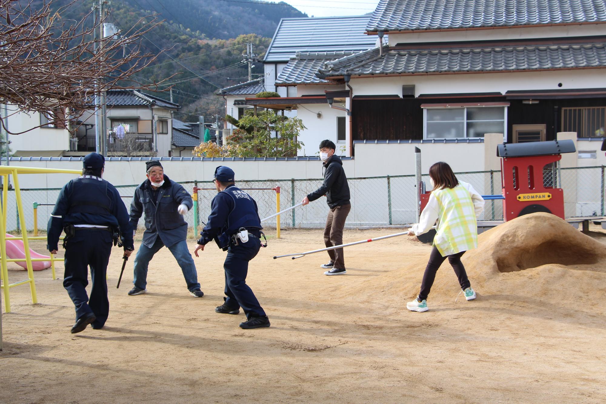 12月18日：誠心学園が不審者対応訓練で警察と連携の画像