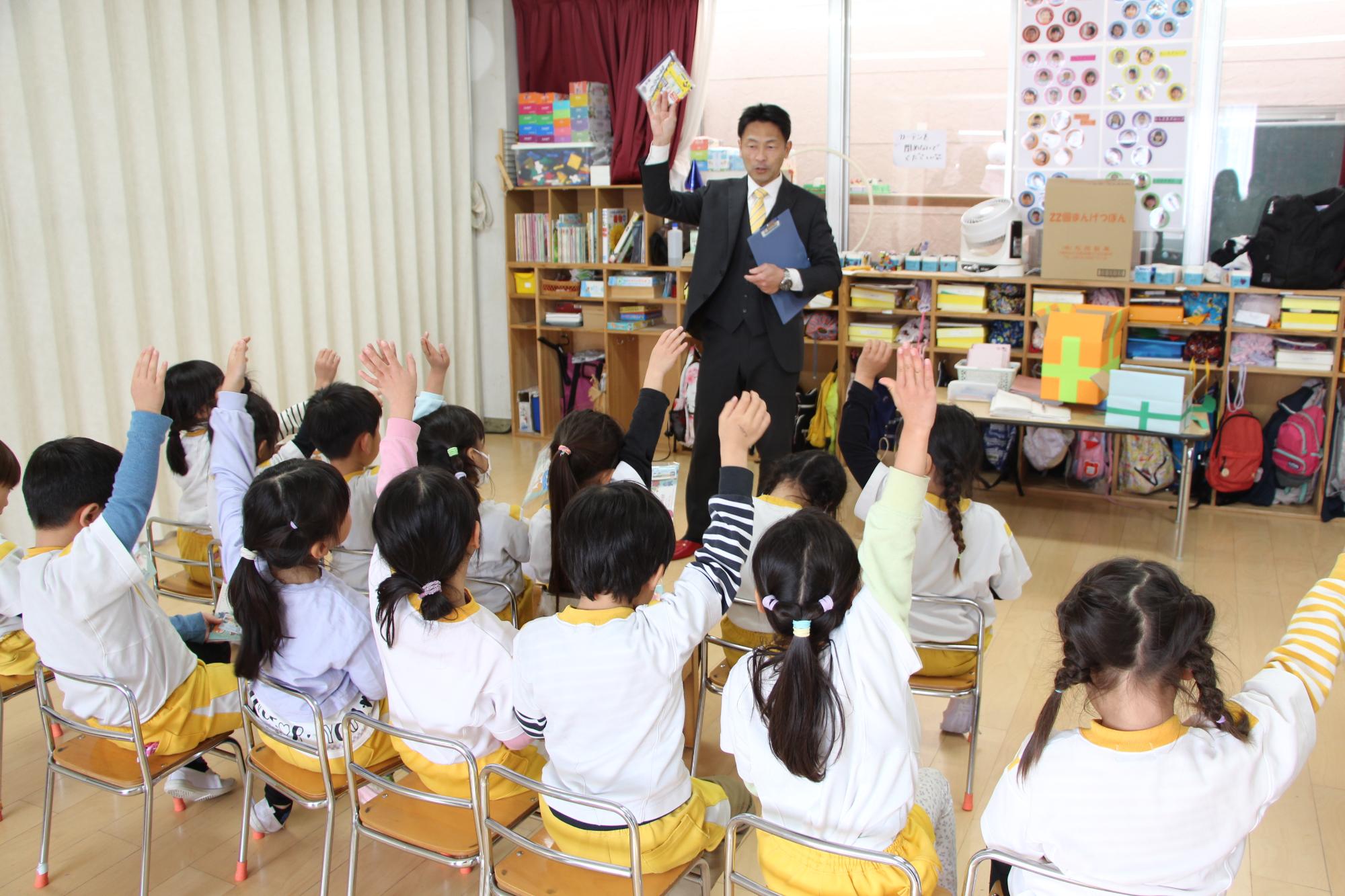 園児たちが警察からのお話を聞いている様子