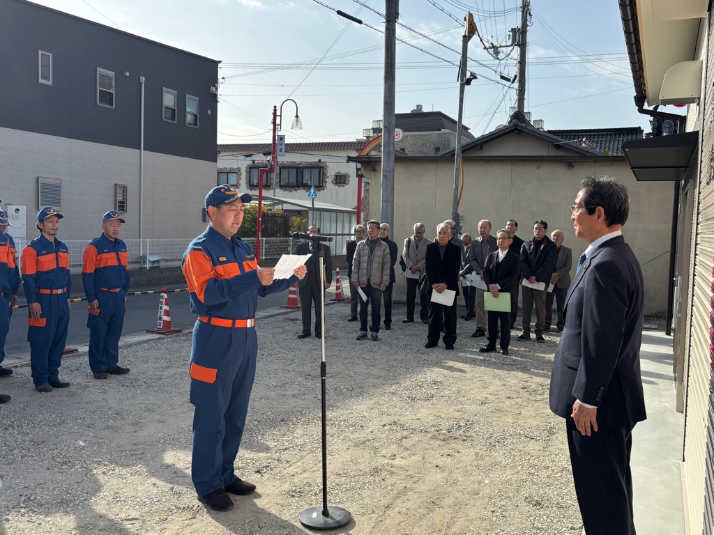 消防団員が市長に決意を述べている様子