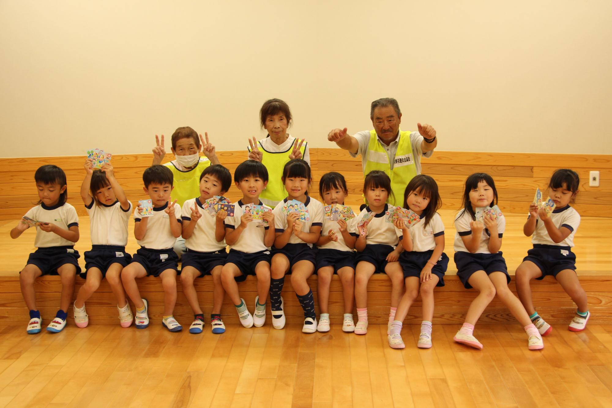 戸原こども園の園児たちと交通安全協会の集合写真