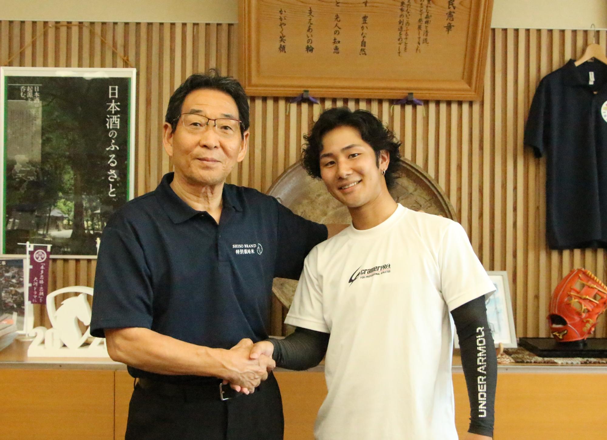 市長と柴原さんが並んでいる様子