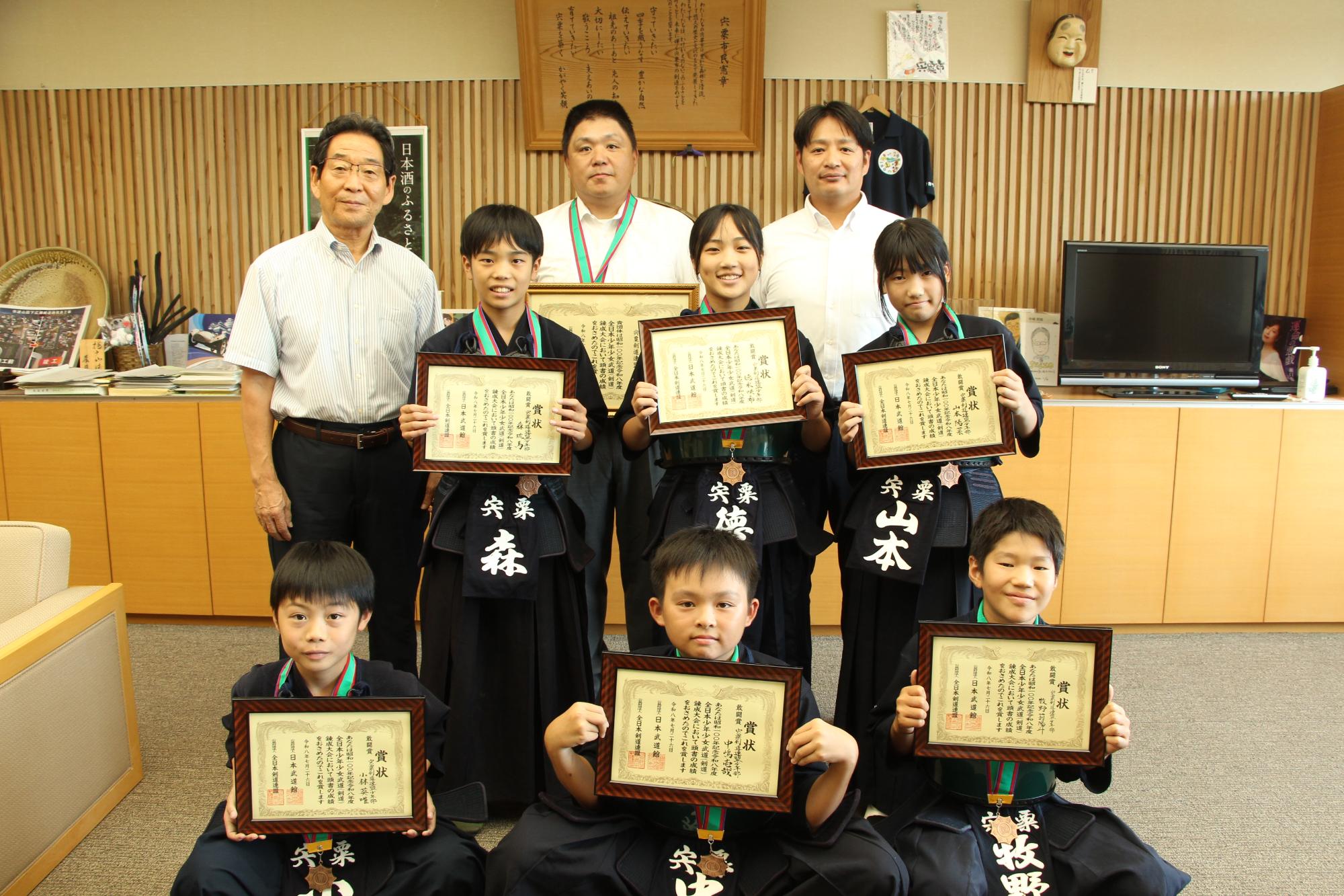 表彰状を手にした宍粟剣道連盟少年部の6人とその指導者2人と市長との記念写真