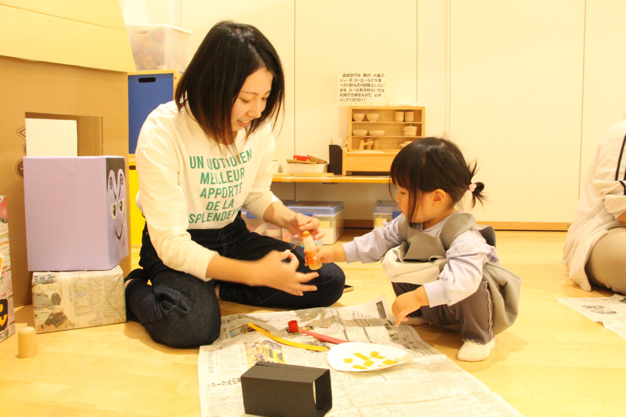 工作をする親子の姿