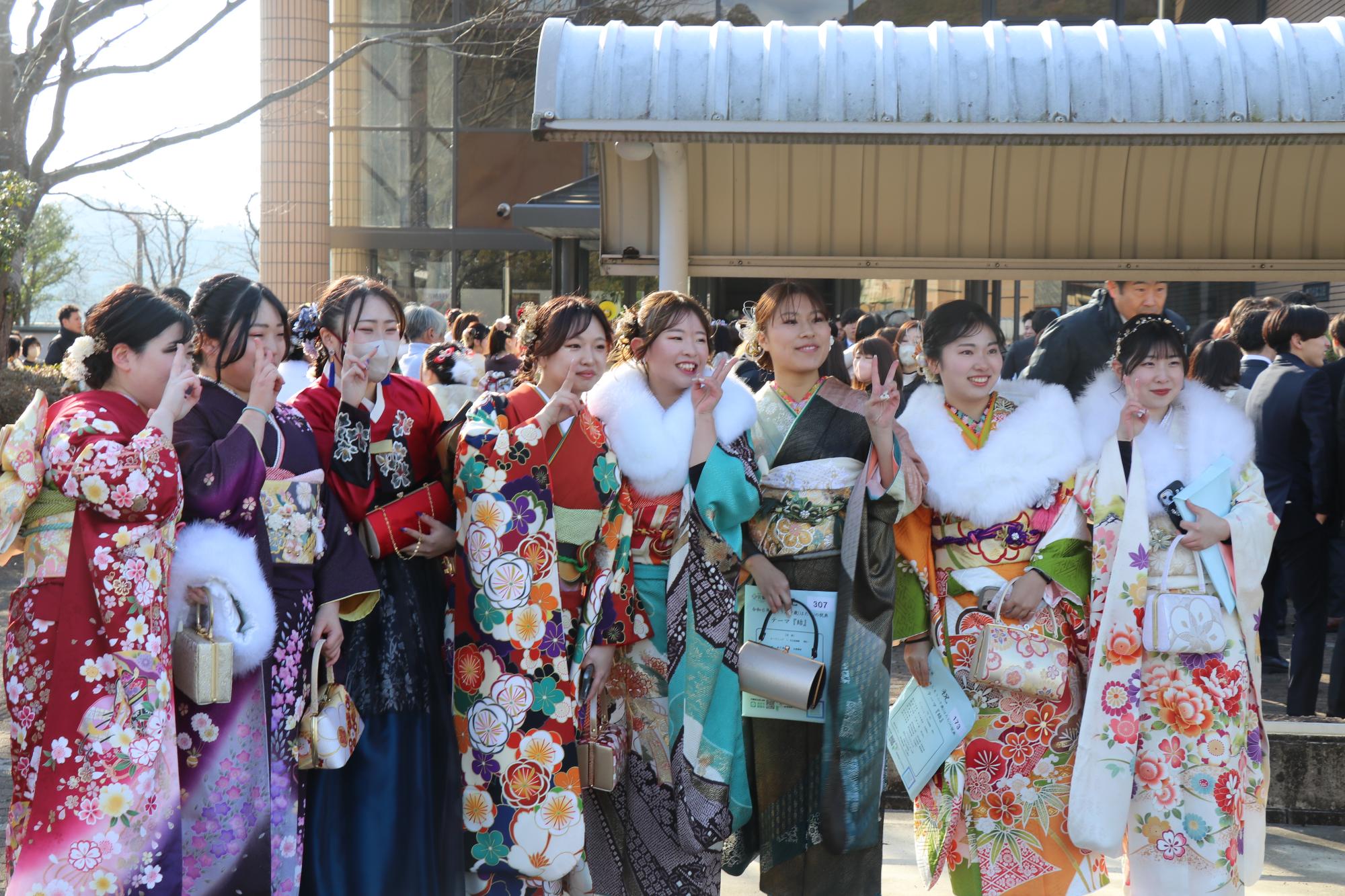 山崎文化会館玄関前で再会を喜び記念撮影をする出席らの写真