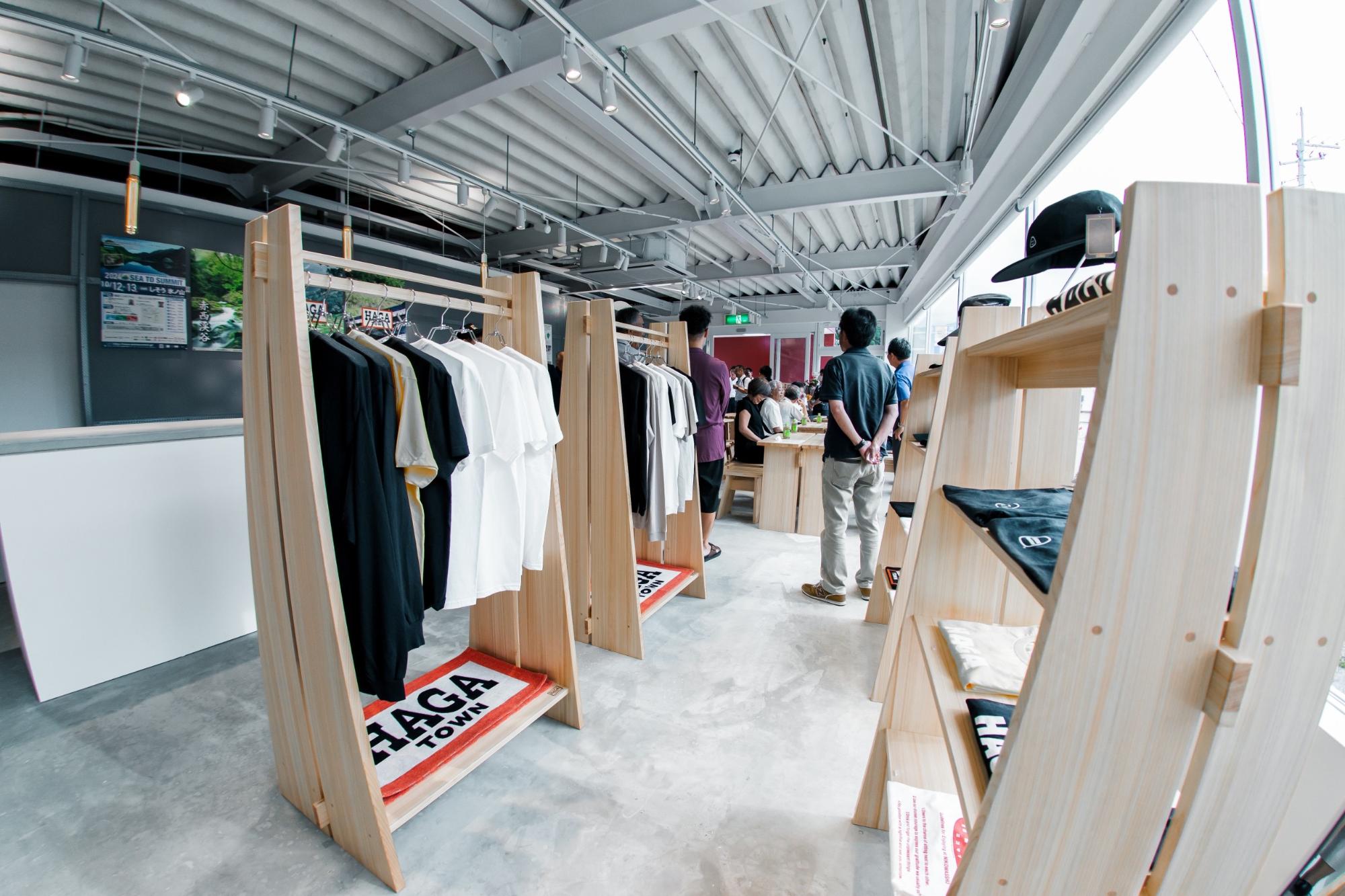 商品が展示されている店内の写真