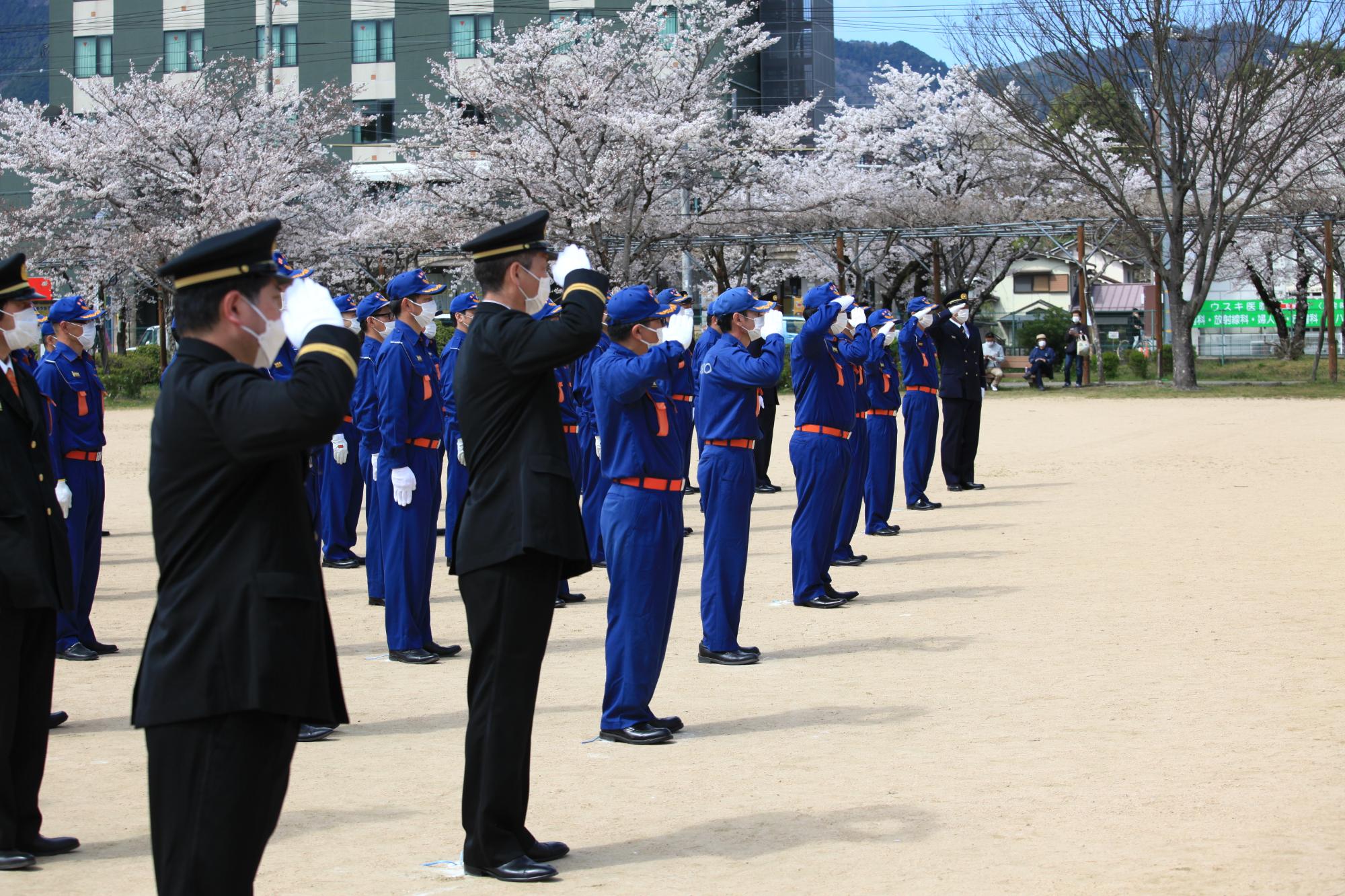 4月3日消防出初式 指揮者の指示により敬礼する団員