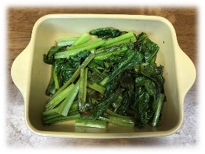 青菜の炒め物がお皿に盛られている写真