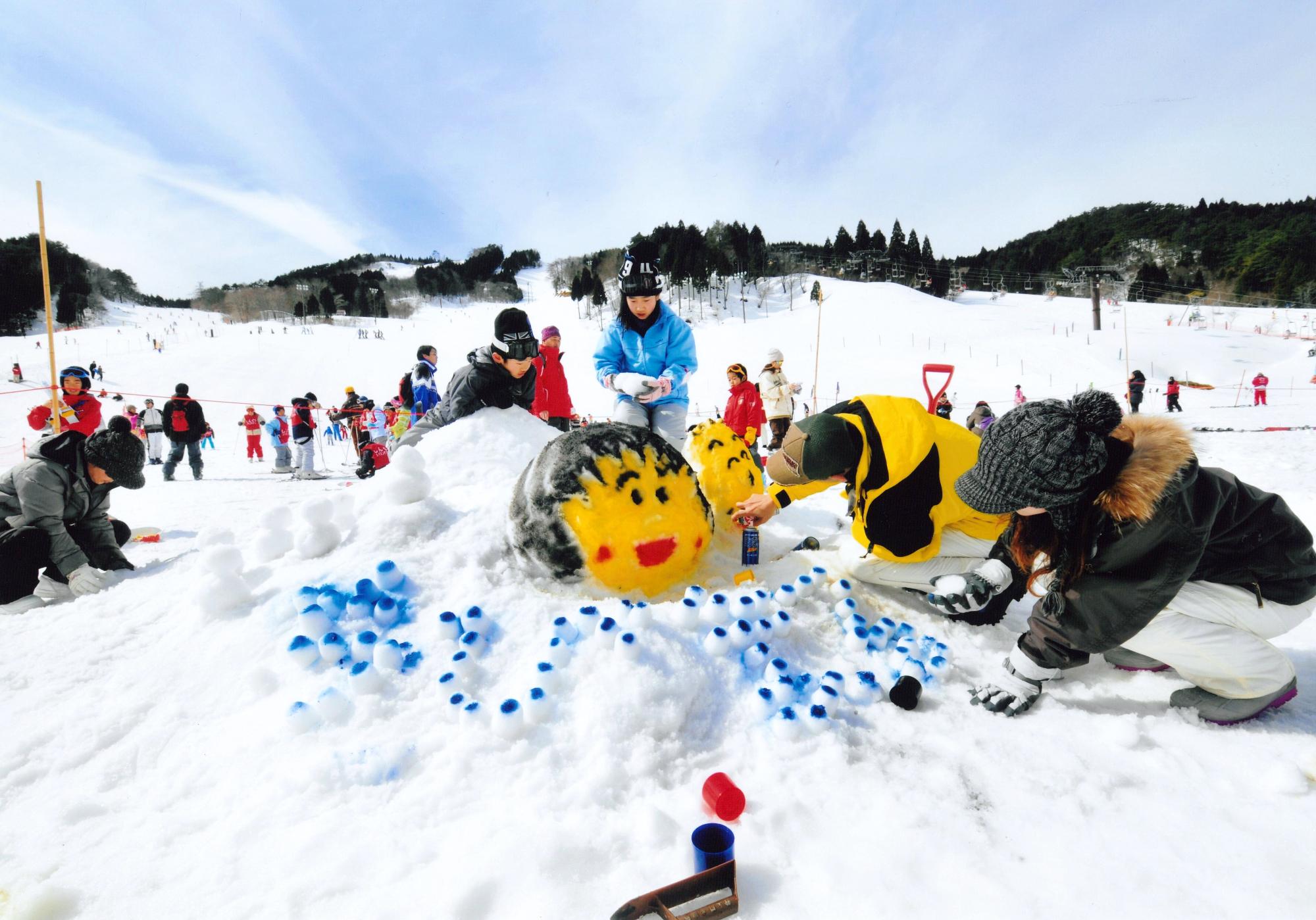 ちくさ高原でイベント参加者が雪像を作っている写真