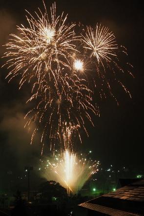 はが祭りで夜空にたくさんの大きな花火が上がっている写真