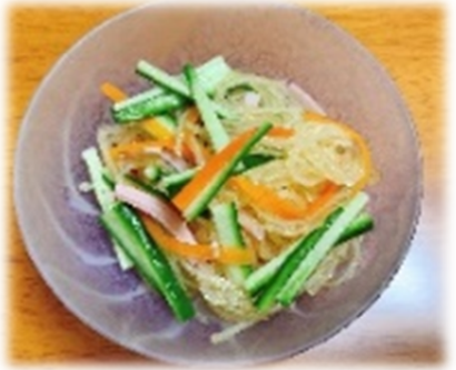 透明のお皿に盛られたきゅうりやにんじんが入っている春雨サラダの写真