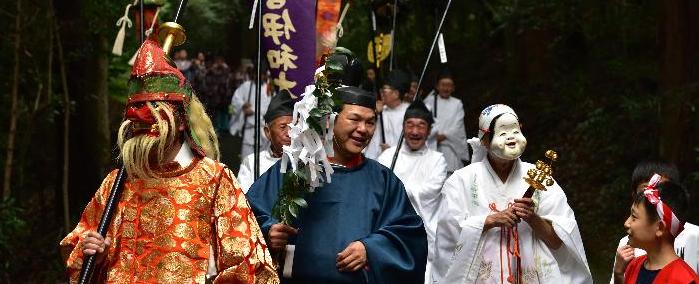 伊和神社秋季大祭で天狗とおかめが子どもとにこやかに話をしている写真
