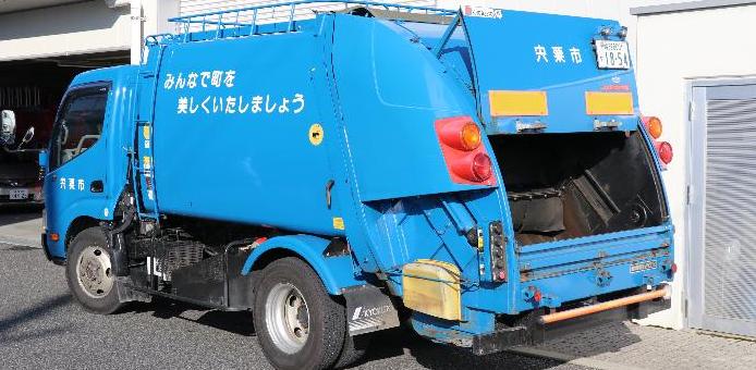 宍粟市の青いごみのパッカー車の後部側の写真