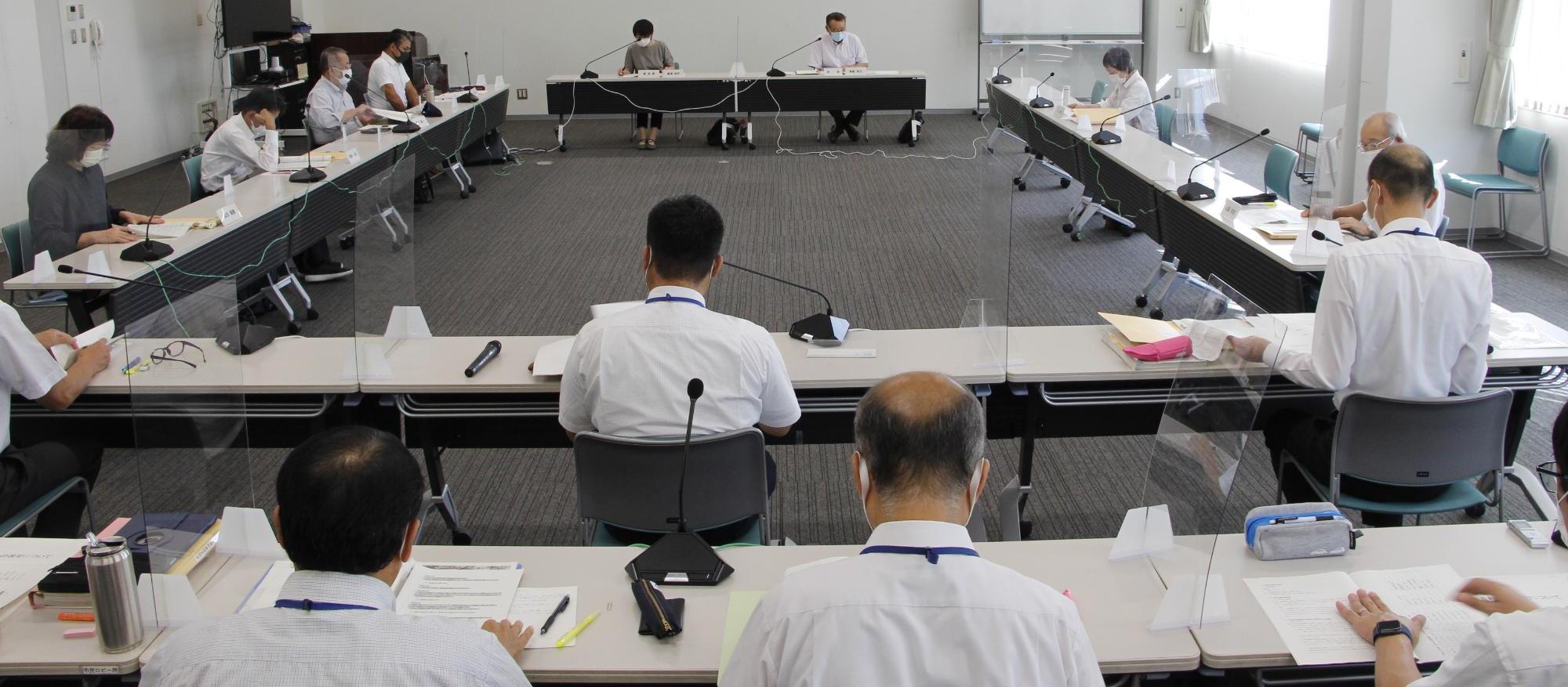 第1回宍粟市公共料金審議会が開催され、委員や職員らが机に座って議論をしている写真