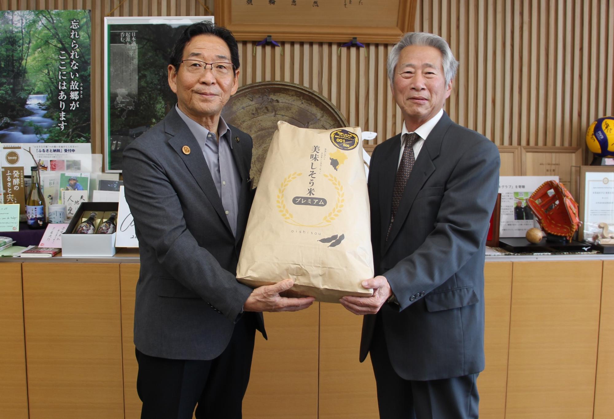 JA兵庫西の中岸理事（右）より寄贈を受ける福元市長