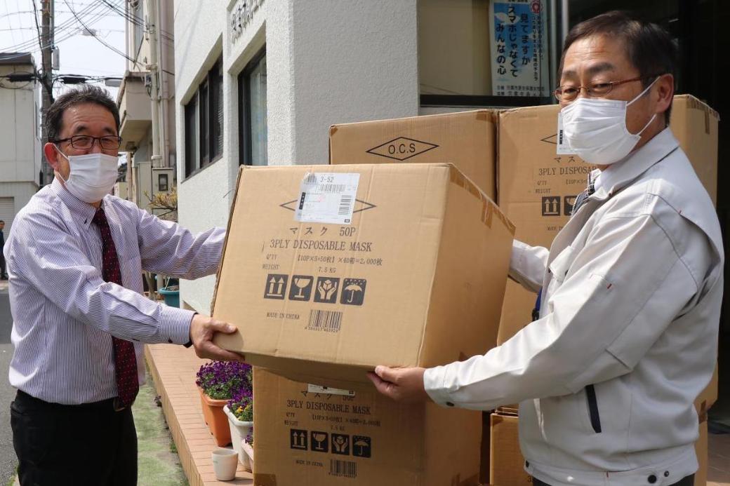 宍粟市役所職員が商工会へマスクをわたす写真