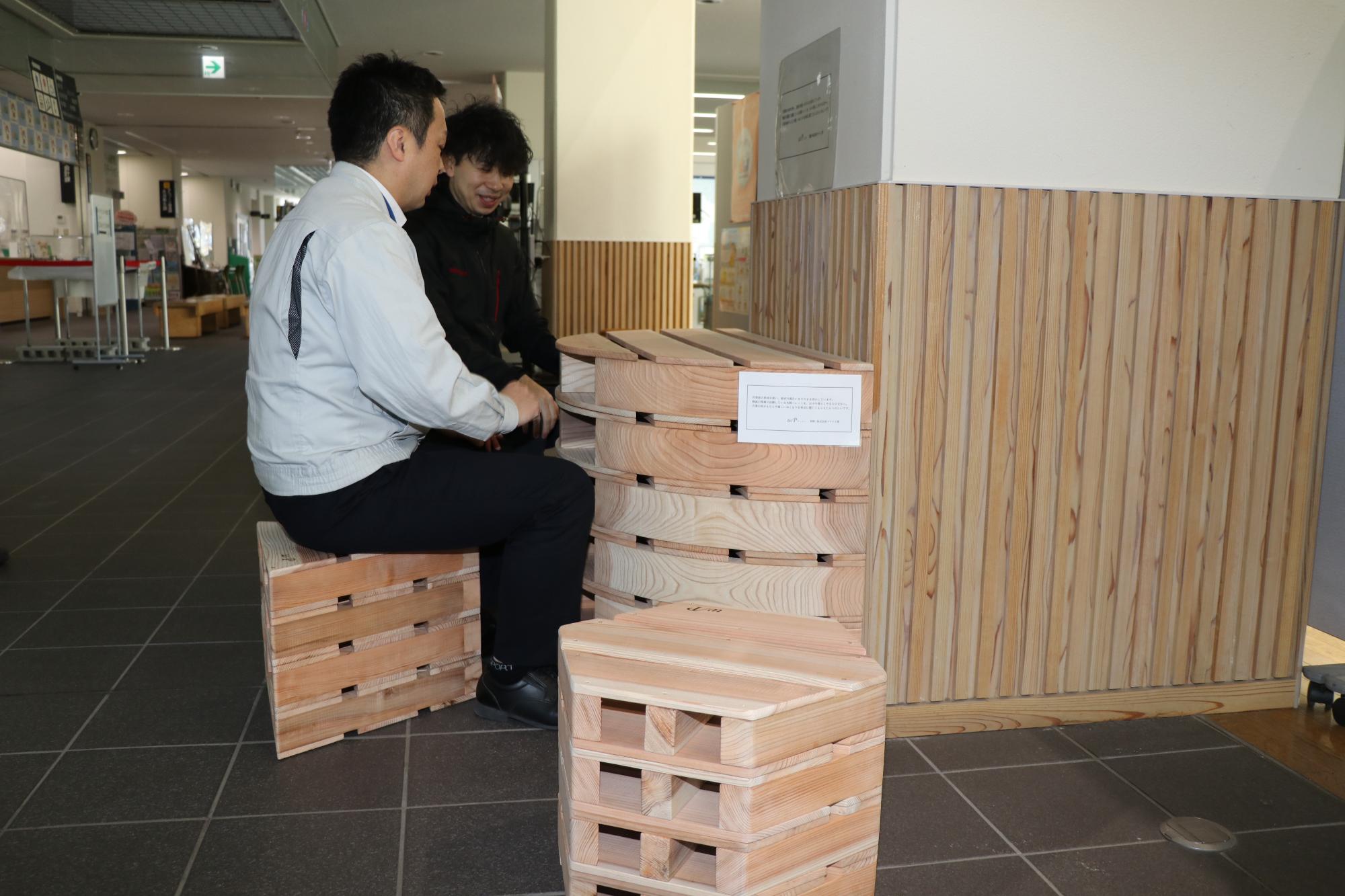 寄贈された木製のテーブルとスツール