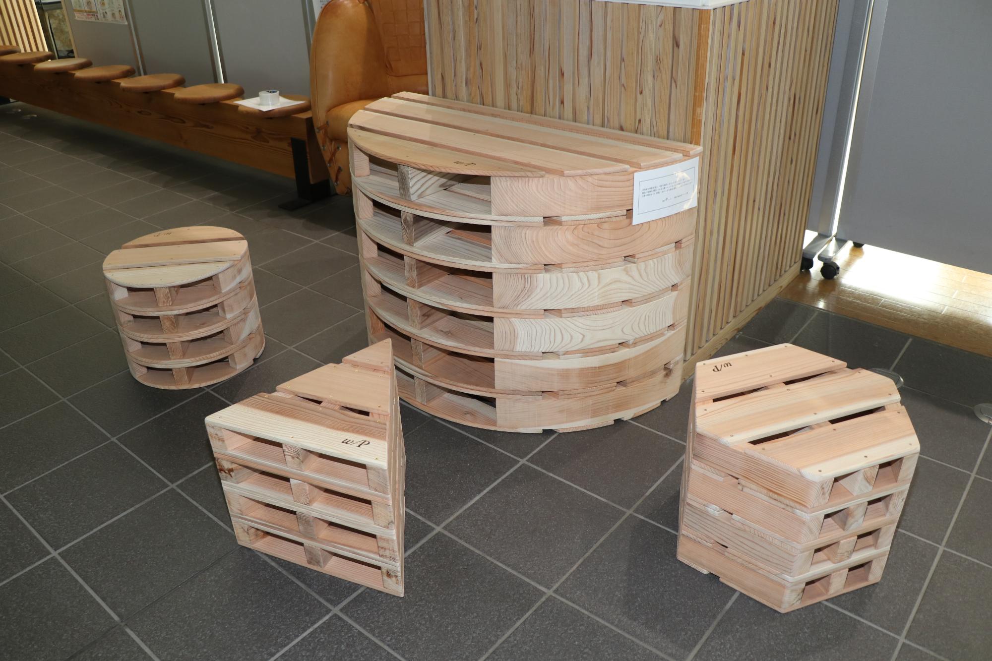 寄贈された木製のテーブルとスツール2