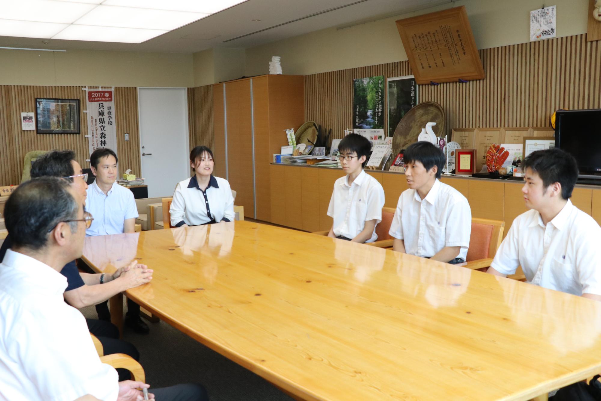 市長に意気込みを語る生徒3人