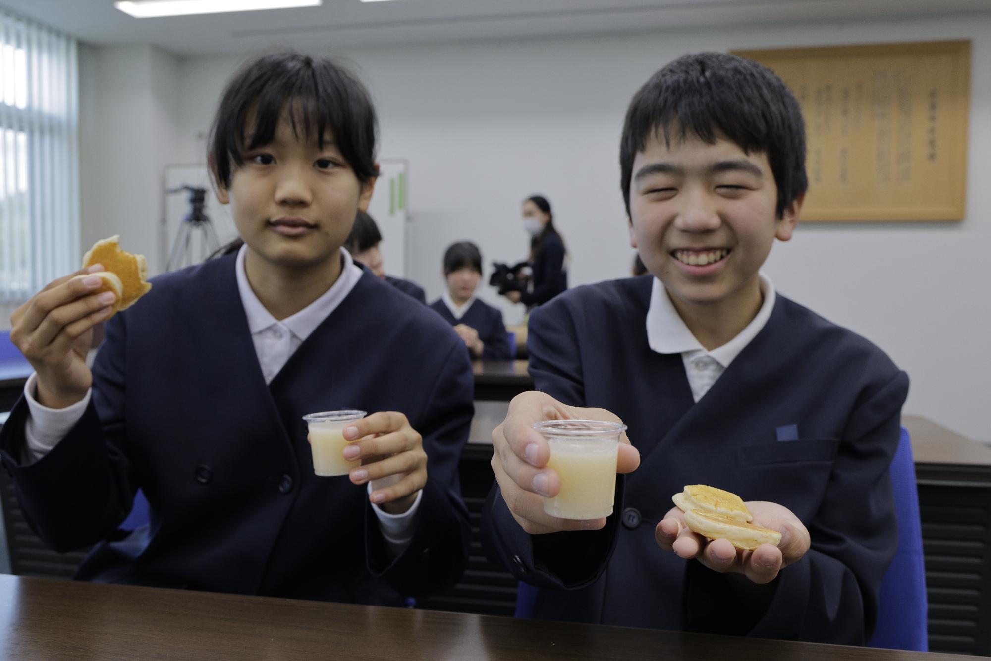 甘酒レシピを考案した山西小の児童ら