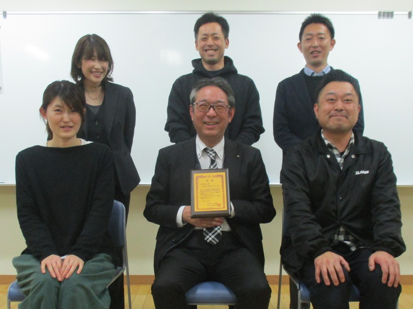 令和5年度一宮南中学校のPTA役員6人の集合写真