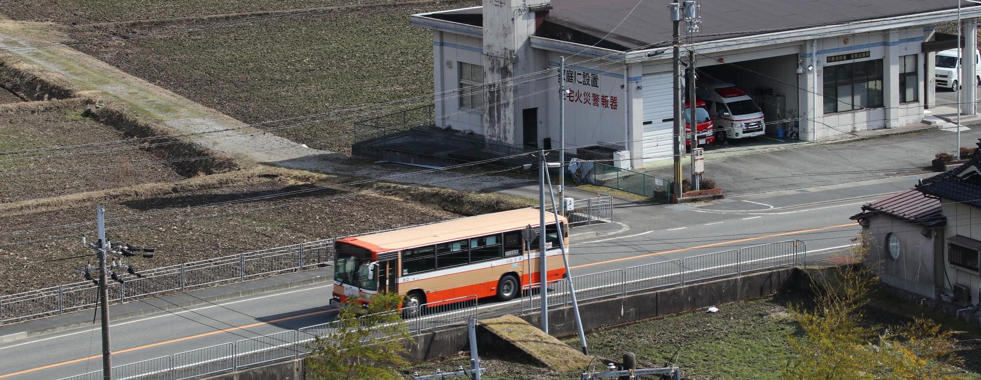 神姫バスが波賀町安賀の宍粟消防署波賀出張所前を鳥取方面へ向かって通過している写真