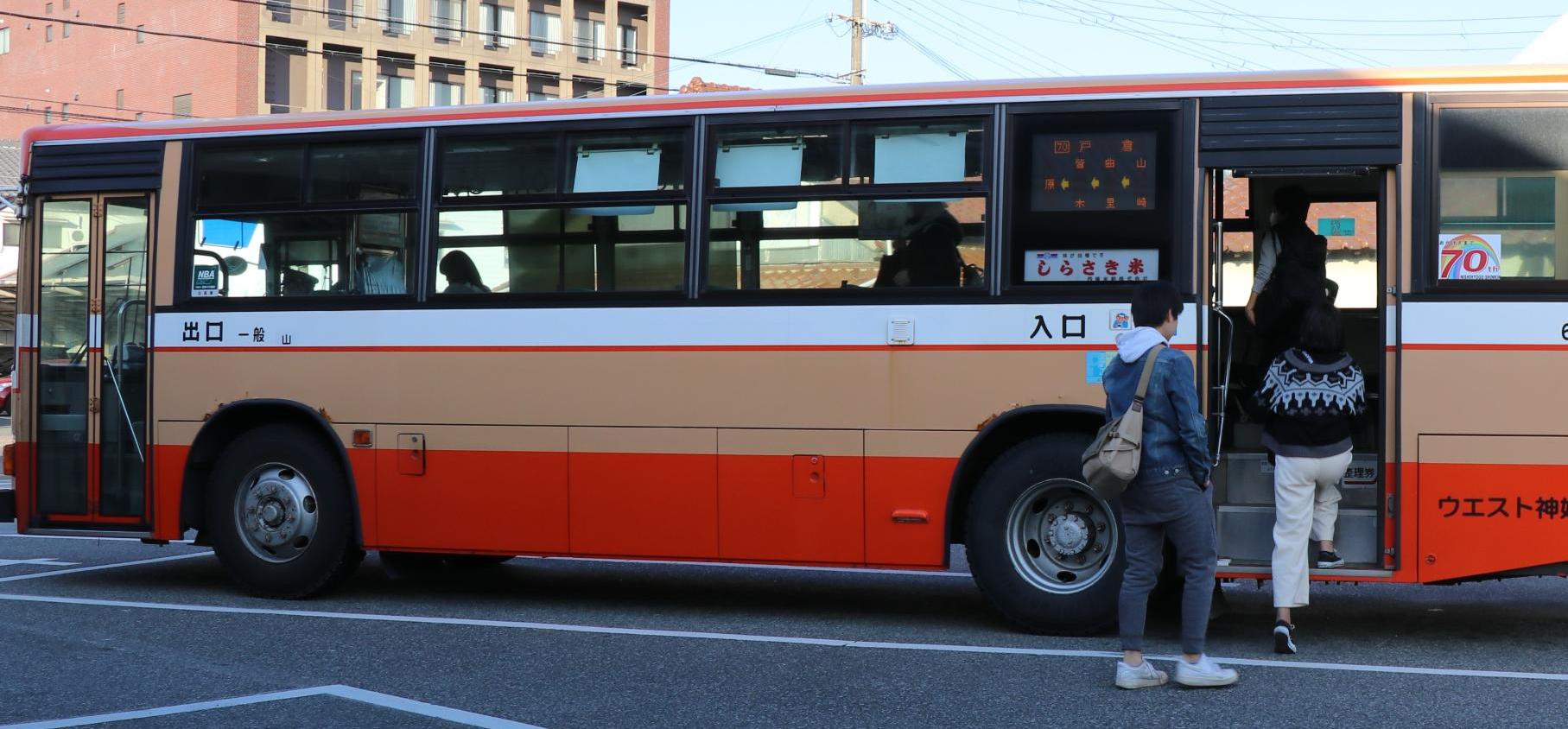 後部乗車口が開いた神姫バスに乗客が乗り込んでいる写真