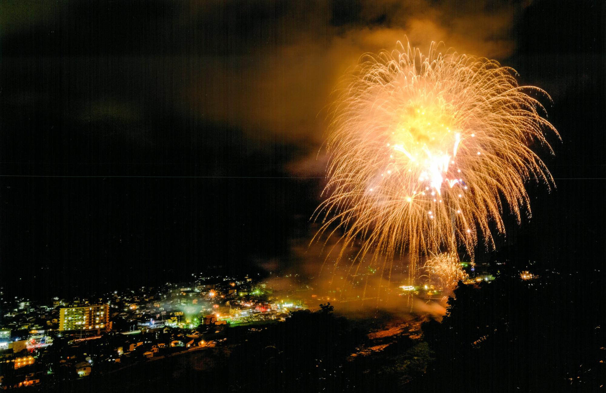 山崎納涼花火大会で夜空に花火が大きく咲いている写真