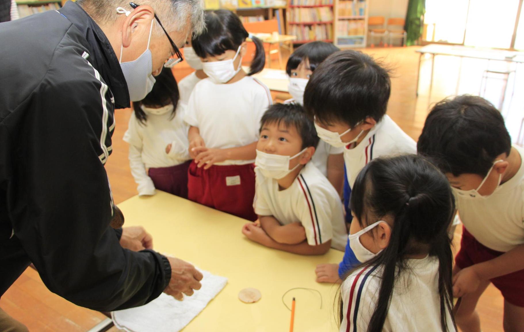 波賀幼稚園で行われた木工教室で講師の話を目を輝かせて聞いている園児たちの写真