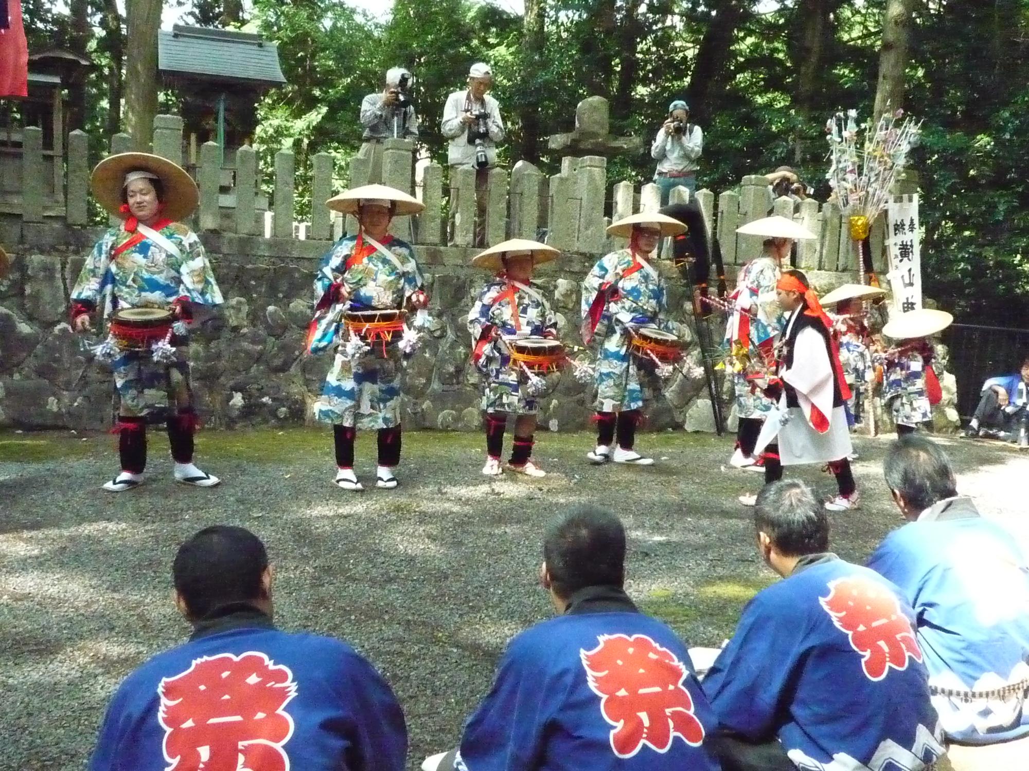 横山神社の境内でチャンチャコ踊りを披露する子どもらの写真