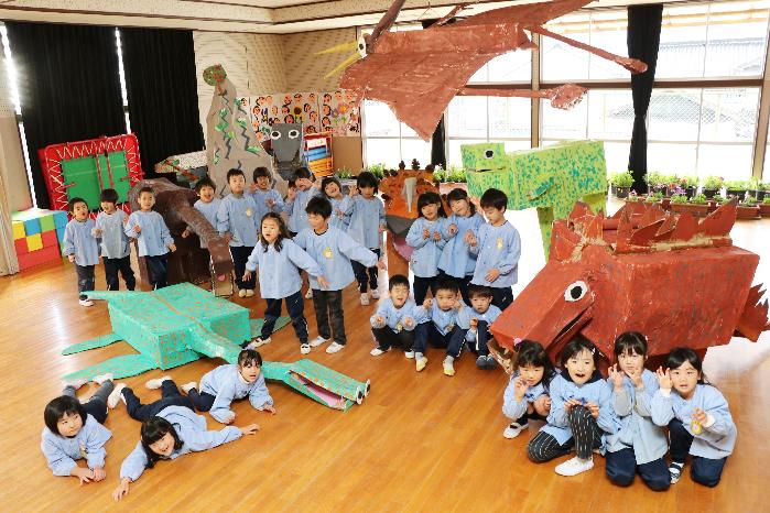 山崎幼稚園の園児と工作した恐竜の写真