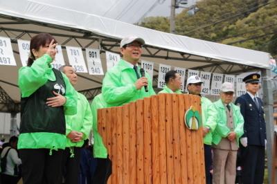 参加者を前に話す市長と手話通訳者の写真