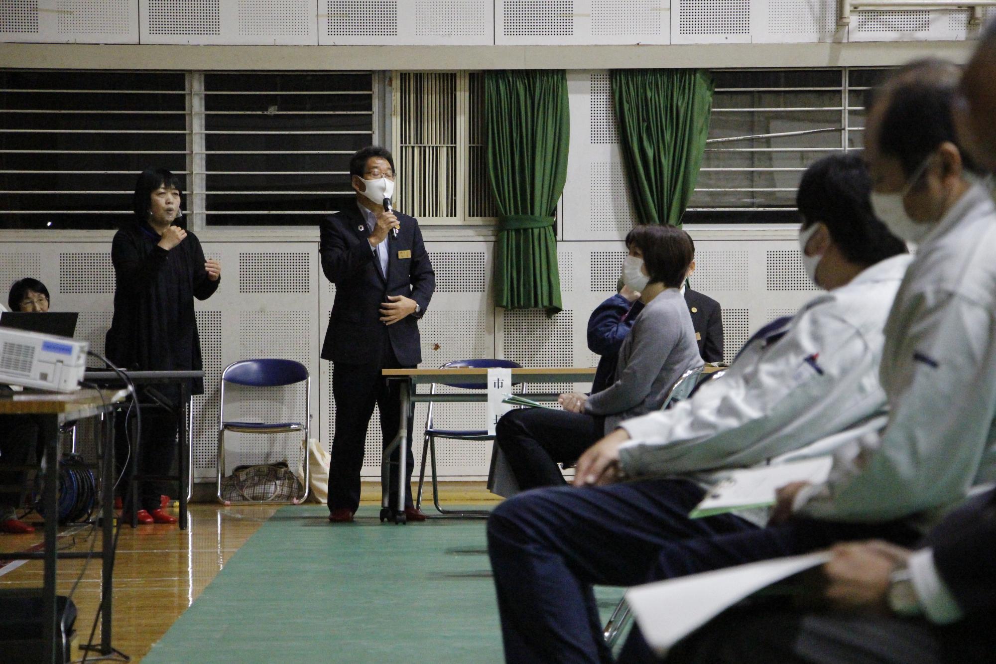 千種小学校体育館会場のタウンミーティングで参加者に挨拶する福元市長