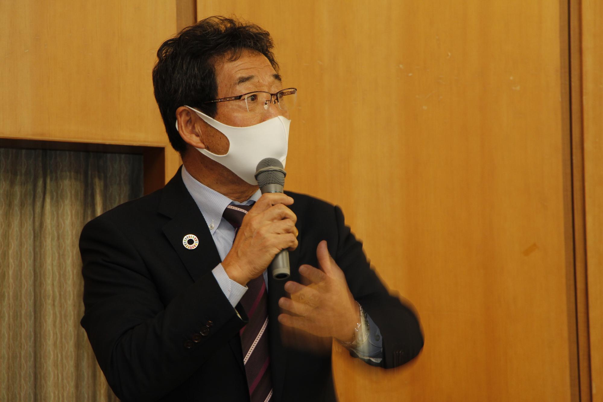 宍粟防災センター会場のタウンミーティングで参加者の質問に回答する市長の写真