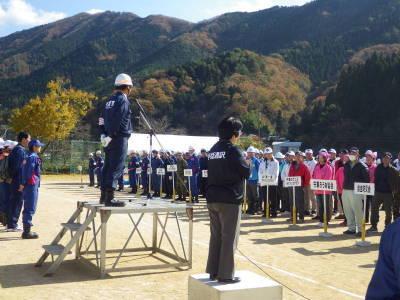 閉会式で参加者を前に話す市長の写真