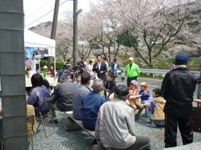 さくらまつりで参加者の前に立ち話す市長の写真