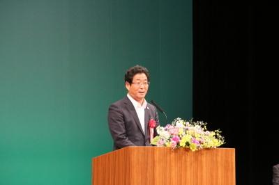 やまさき文化大学開講式で参加者の前に立ち話す市長の写真