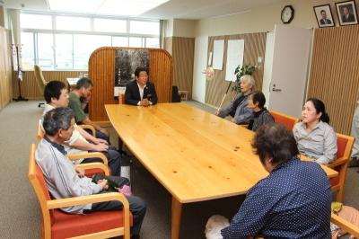 視覚障害者協会宍粟支部会員のみなさんと話す市長の写真