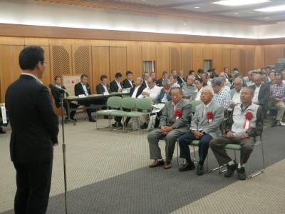 宍粟市感謝状贈呈式で参加者の前に立ち話す市長の写真