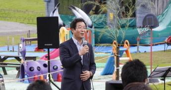 ちくさ高原ゆり園開園式典で参加者の前に立ち話す市長の写真