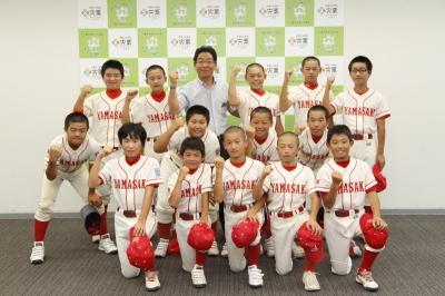 兵庫山崎リトルリーグの選手の皆さんと記念撮影をする市長の写真