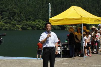 音水湖カヌーまつりで参加者の前に立ち話す市長の写真
