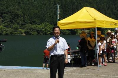 音水湖カヌーまつりで参加者の前に立ち話す市長の写真