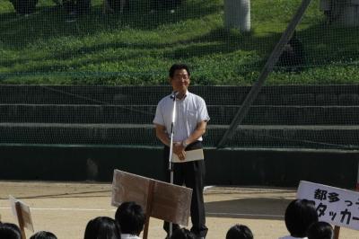 子ども会親善球技大会で壇上で話す市長の写真