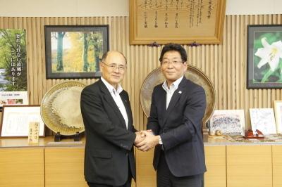 宮城県山元町の齋藤町長と握手をして記念撮影をする市長の写真