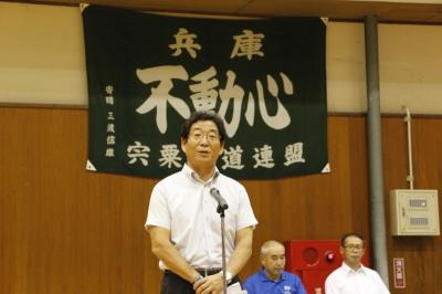宍粟剣道優勝大会で壇上で話す市長の写真