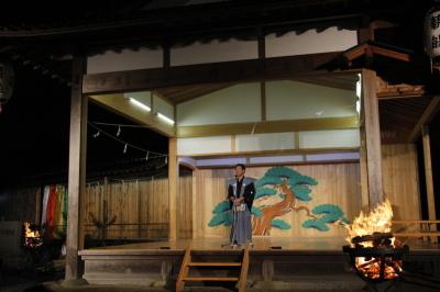 山崎八幡神社薪能で能舞台で話す市長の写真