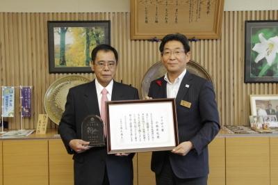 小松氏にささゆり賞を贈呈する市長の写真